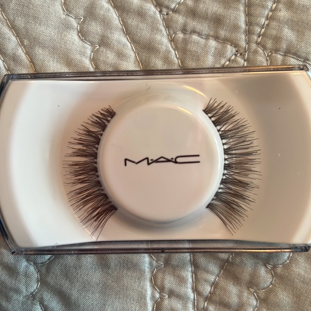 Mac false lashes - Picture 3 of 3